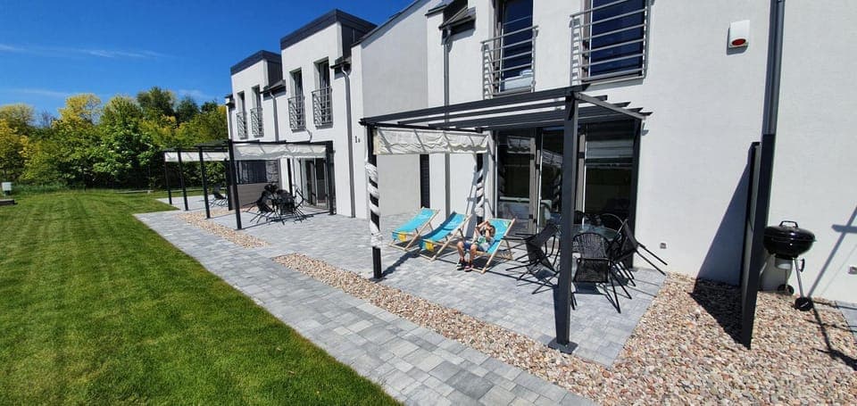 Property building, Patio, Spring, Day, Garden, Garden view, sunbed