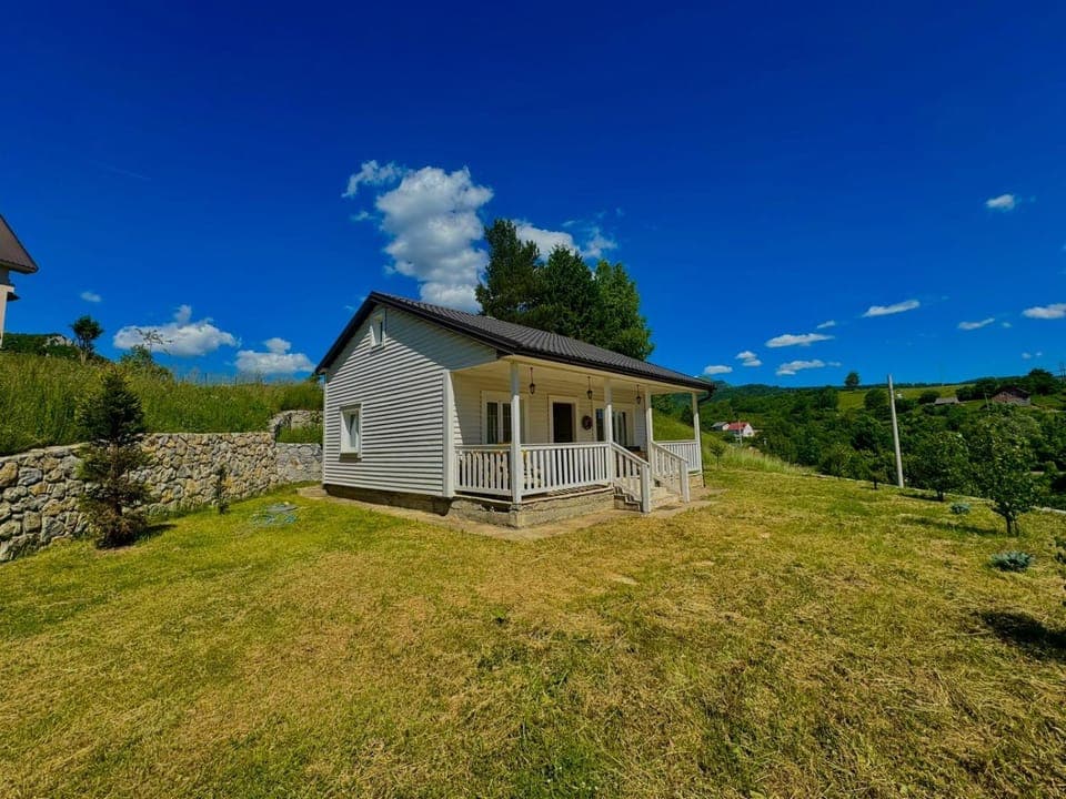 Property building, Natural landscape, Summer, Balcony/Terrace