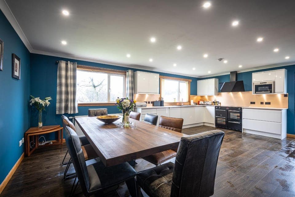 Kitchen or kitchenette, Dining area