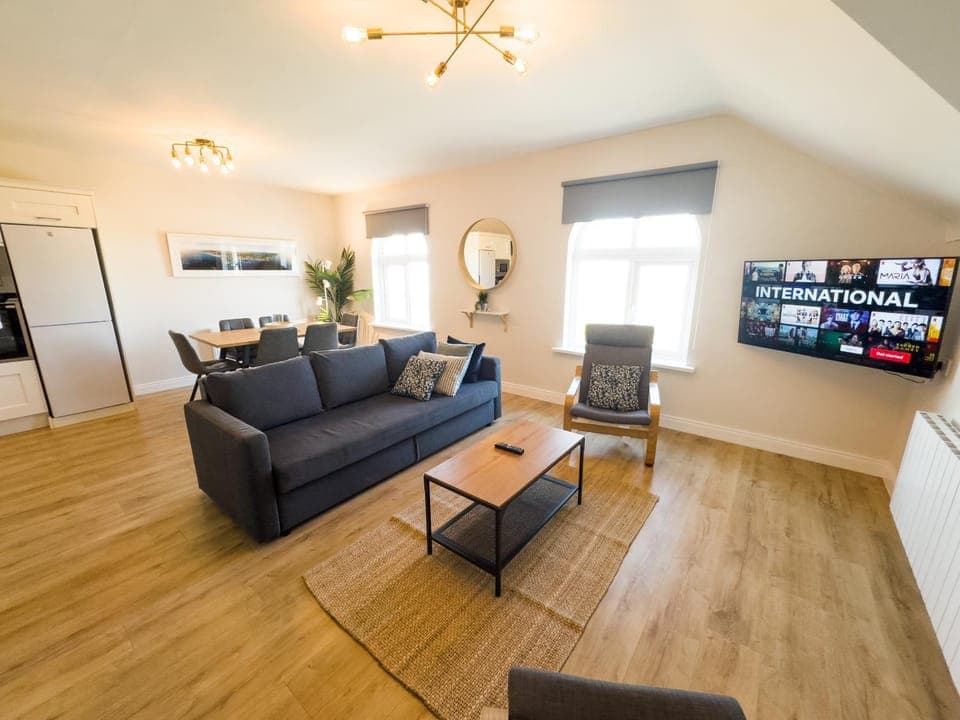 Communal lounge/ TV room, TV and multimedia, Living room, Seating area, Evening entertainment