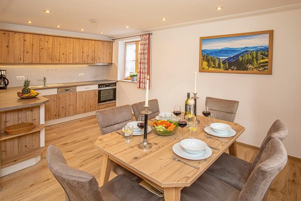 Kitchen or kitchenette, Dining area