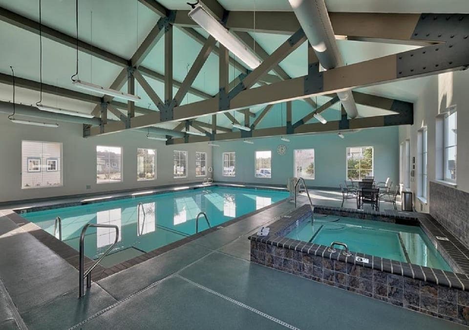 Property building, Hot Tub, Pool view, Swimming pool