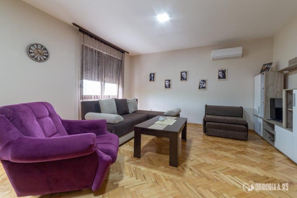 Communal lounge/ TV room, TV and multimedia, Living room, Seating area, air conditioner