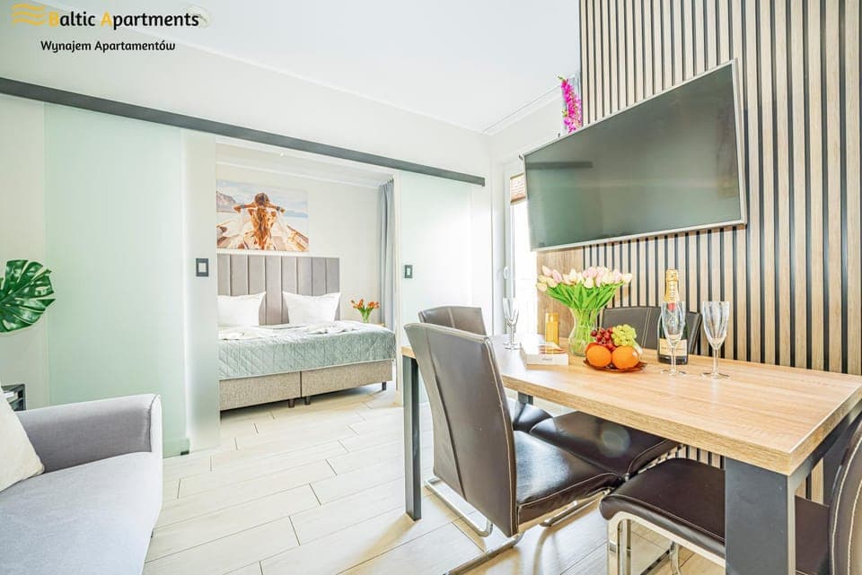 Bed, TV and multimedia, Living room