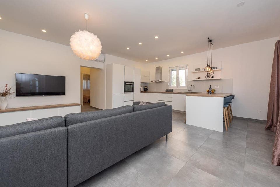 TV and multimedia, Living room, Seating area, Dining area