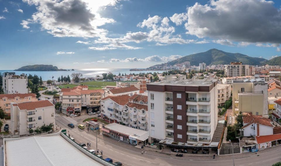 Property building, Neighbourhood, Natural landscape, Bird's eye view, City view, Mountain view, Sea view, Street view, Parking