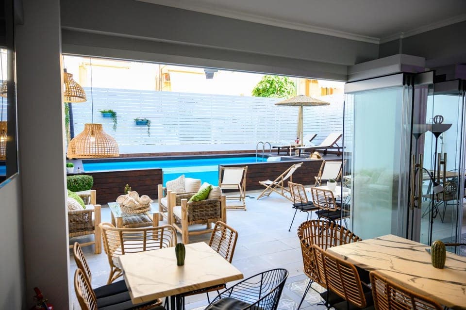 Restaurant/places to eat, Lounge or bar, Pool view, Swimming pool