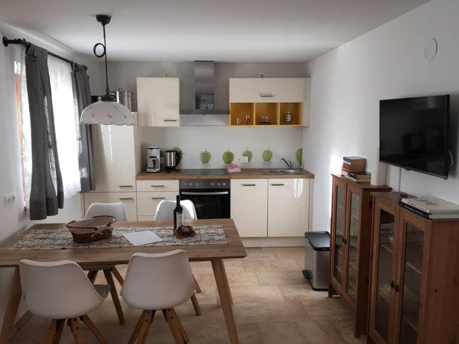 Coffee/tea facilities, Kitchen or kitchenette, Dining area