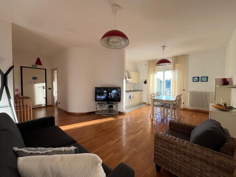 TV and multimedia, Living room, Seating area, Dining area