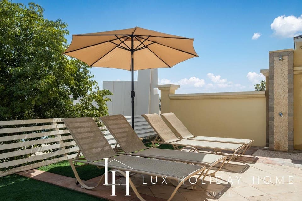 Swimming pool, sunbed