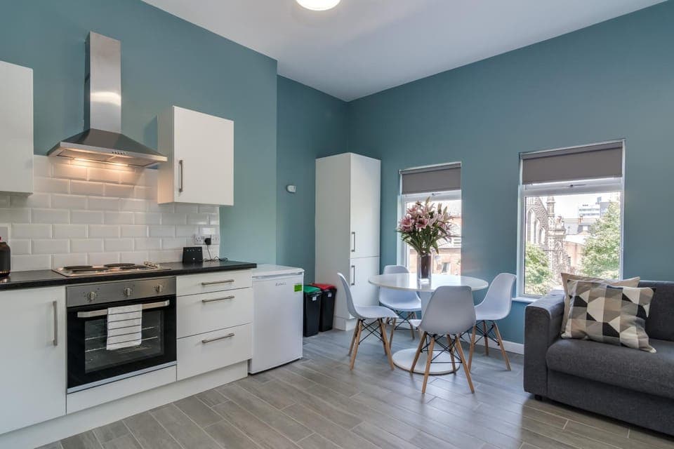 Kitchen or kitchenette, Dining area