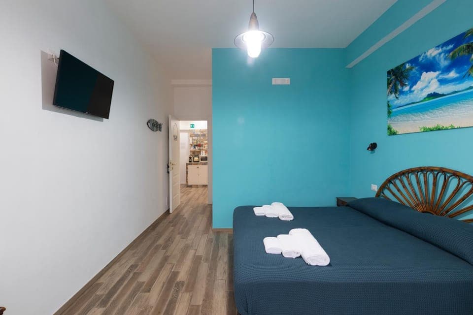 Bed, TV and multimedia, Photo of the whole room, Bedroom