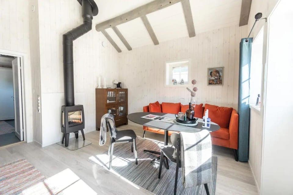 Living room, Seating area, Dining area, fireplace