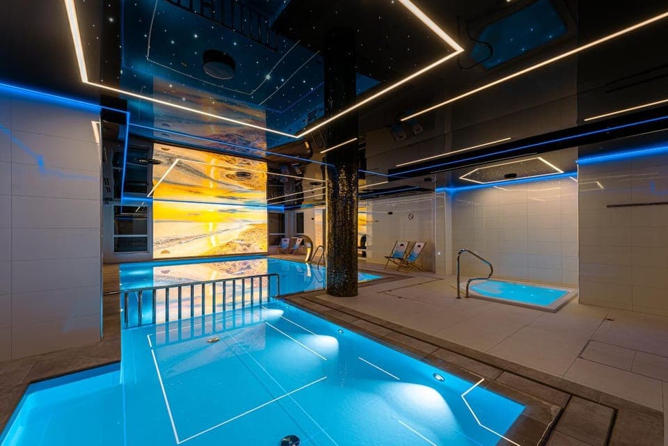 Pool view, Swimming pool, sunbed