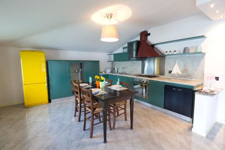 Kitchen or kitchenette, Dining area, dishwasher, minibar, oven, pet friendly, stove