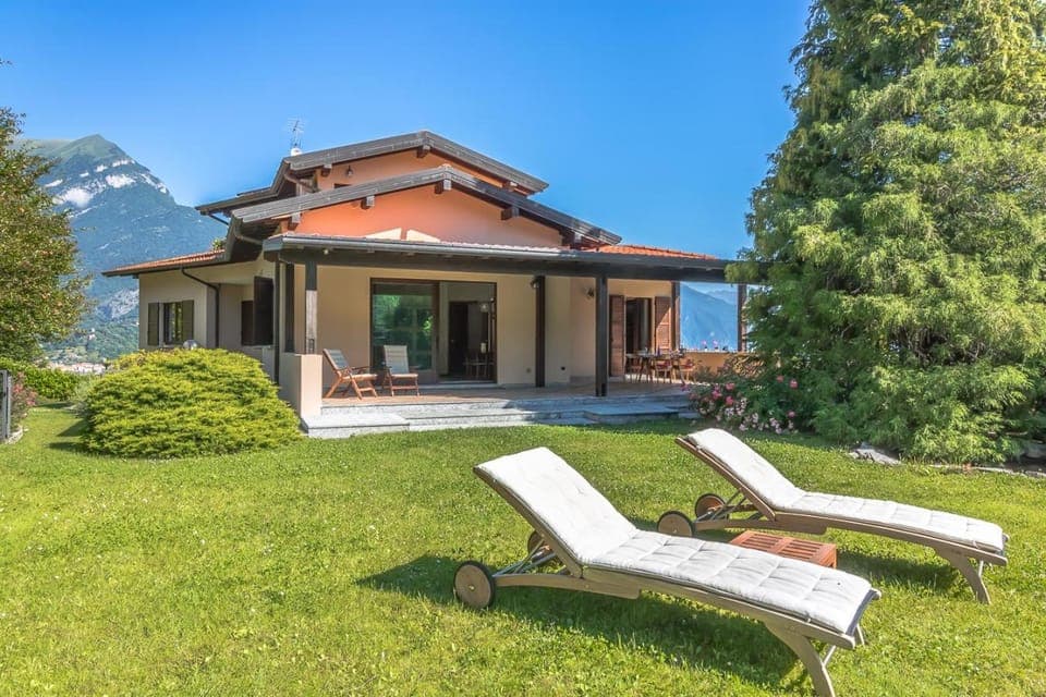 Property building, Patio, Day, Natural landscape, Garden, Balcony/Terrace, Garden view, Lake view, Mountain view, sunbed