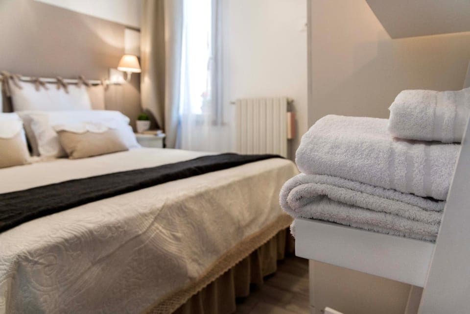 Bed, Bedroom, Area and facilities