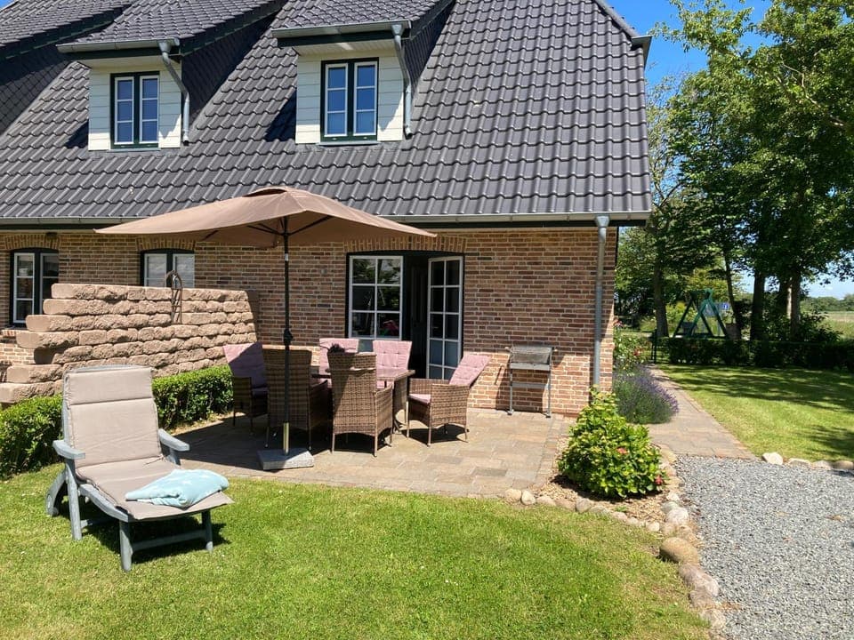 Property building, Garden, Seating area, Garden view, sunbed