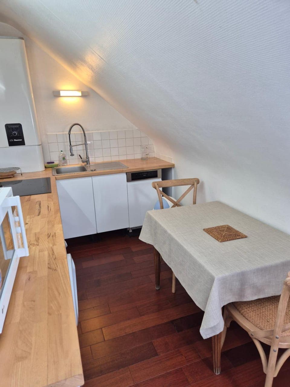 Kitchen or kitchenette, Dining area