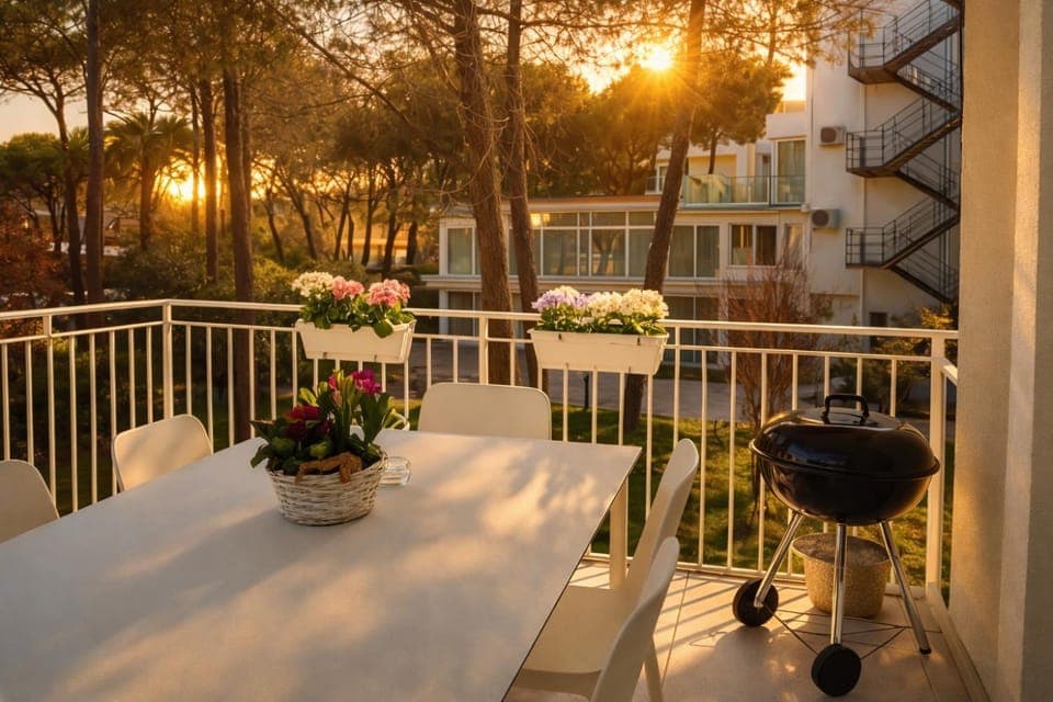 Property building, Day, Garden, Balcony/Terrace