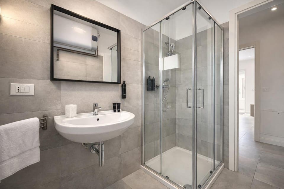 Shower, Bathroom, towels