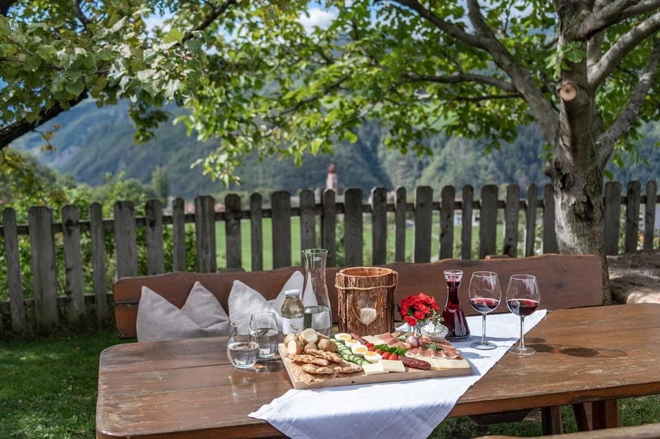 Natural landscape, Garden, Food and drinks, Dining area, Food, Garden view, Dinner, Drinks, room service