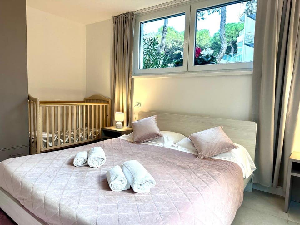 Bed, Bedroom, towels