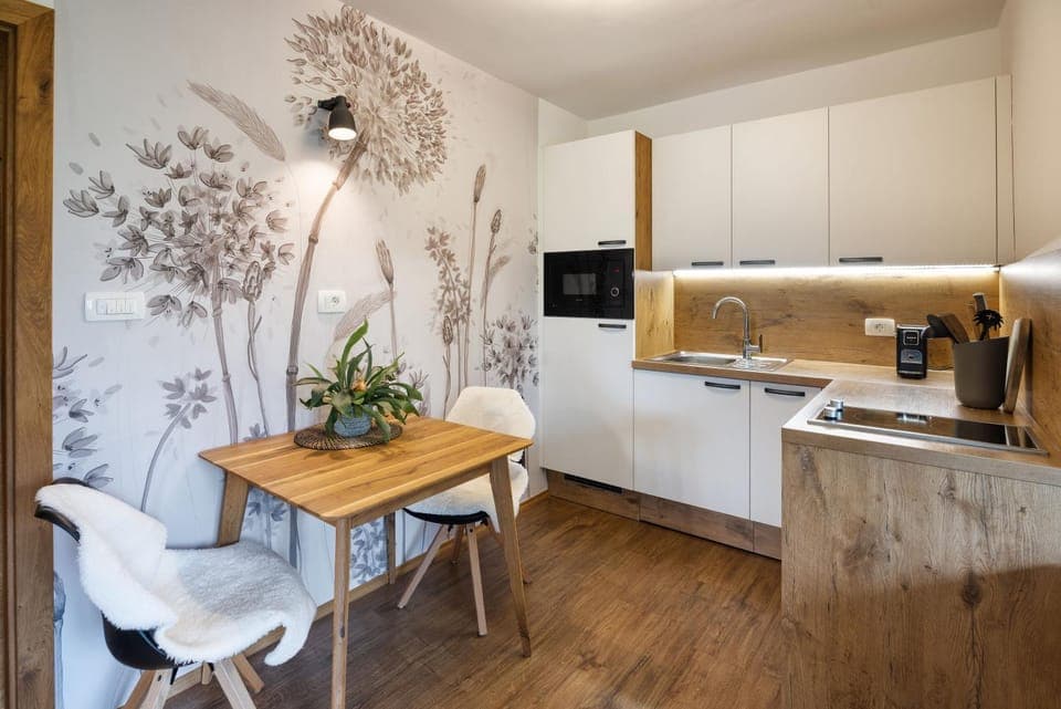 Kitchen or kitchenette, Dining area