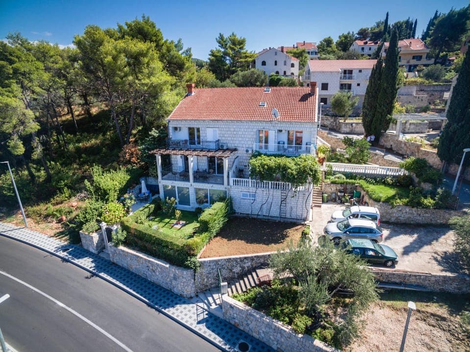 Facade/entrance, Bird's eye view
