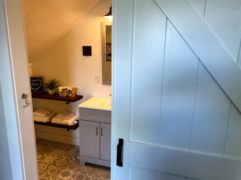 The Farmhouse Inn & Kitchen, 2 blocks from Downtown Whitefish, Montana Bed and Breakfast in Whitefish