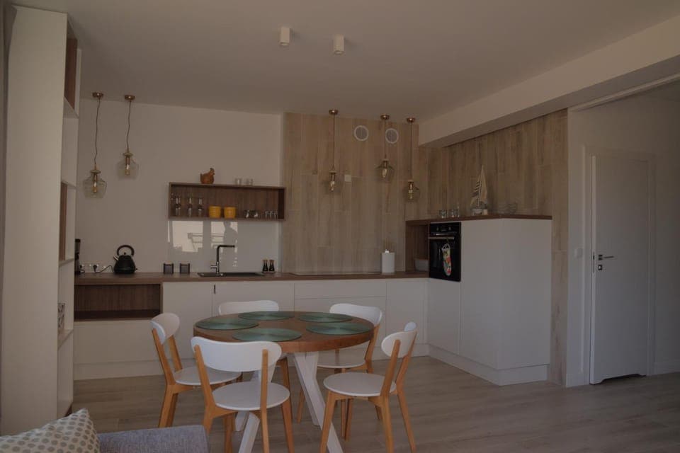 Kitchen or kitchenette, Dining area