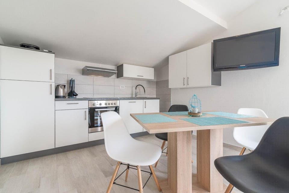 Kitchen or kitchenette, Dining area, Communal kitchen