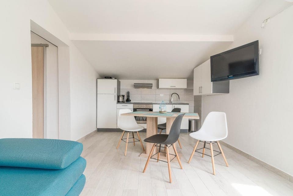 TV and multimedia, Living room, Seating area, Dining area