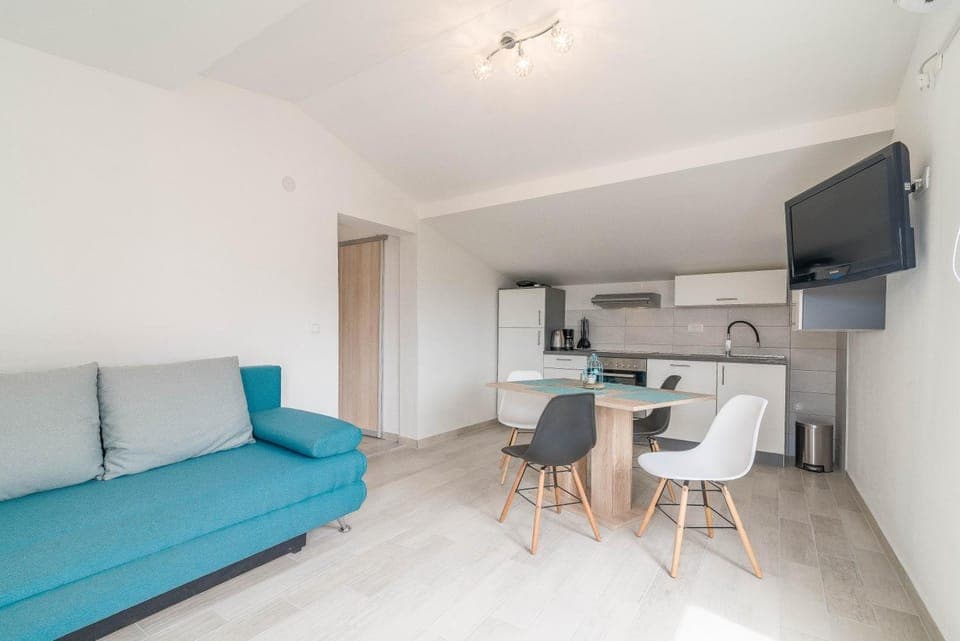Kitchen or kitchenette, Living room, Seating area, Dining area