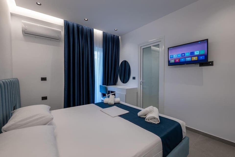 Bed, TV and multimedia, Photo of the whole room, Bedroom, towels, air conditioner