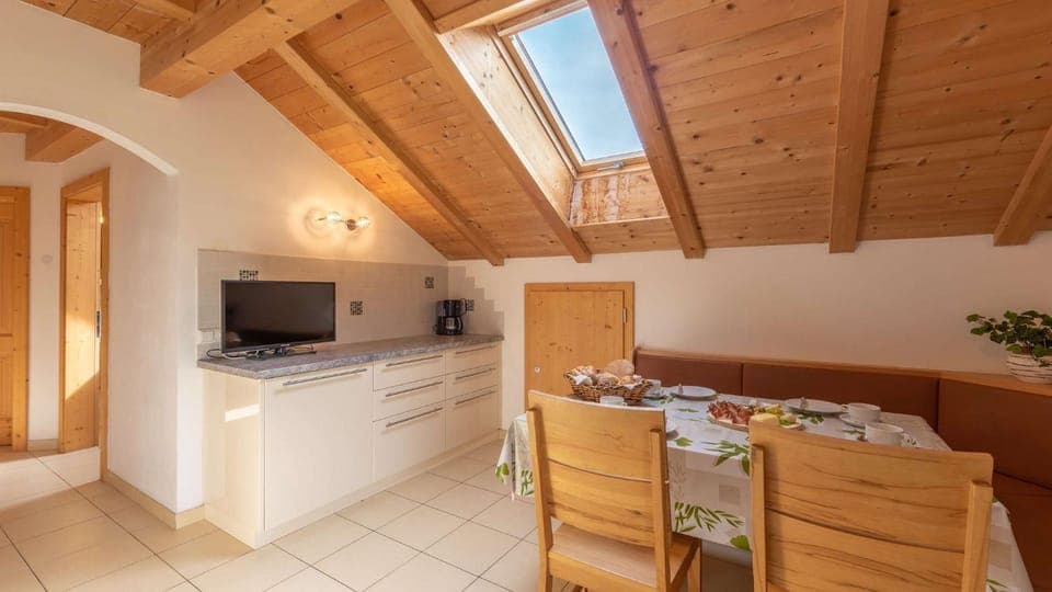 TV and multimedia, Kitchen or kitchenette, Dining area