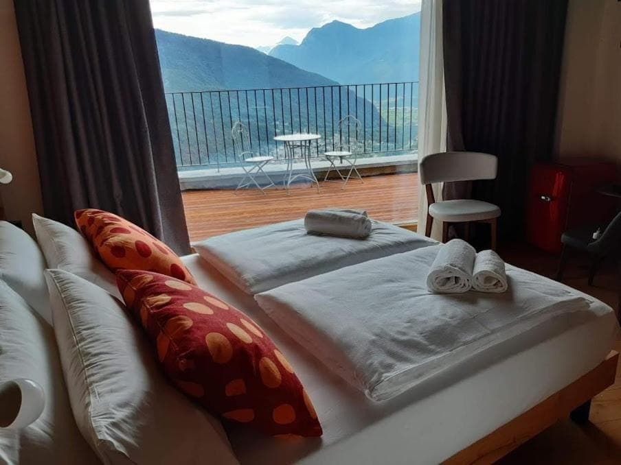 Bed, Photo of the whole room, Bedroom, Mountain view