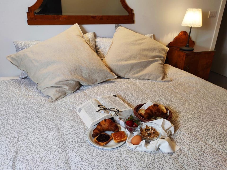 Bed, Bedroom, Breakfast