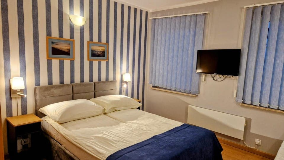 Bed, TV and multimedia, Photo of the whole room, Bedroom