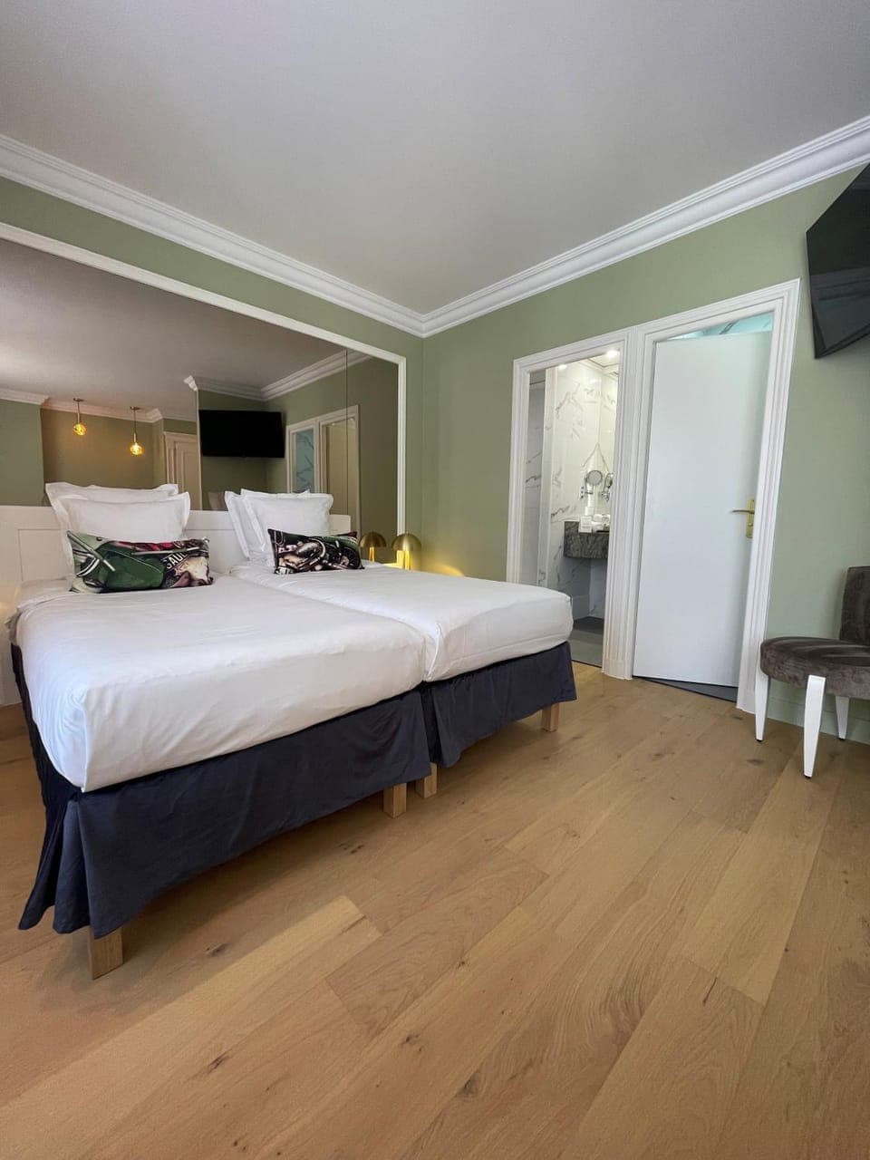 Bed, Photo of the whole room, Bedroom