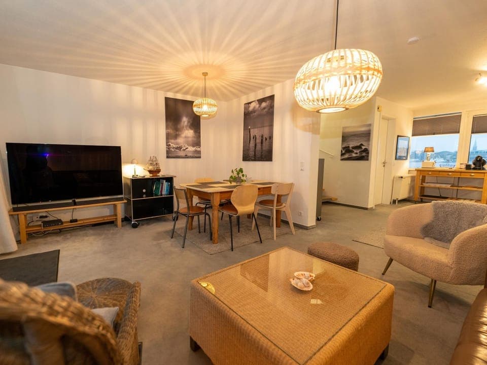 TV and multimedia, Living room, Seating area, Dining area