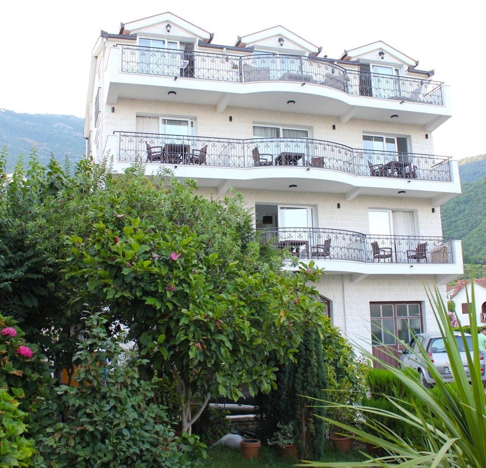 Facade/entrance, Floor plan