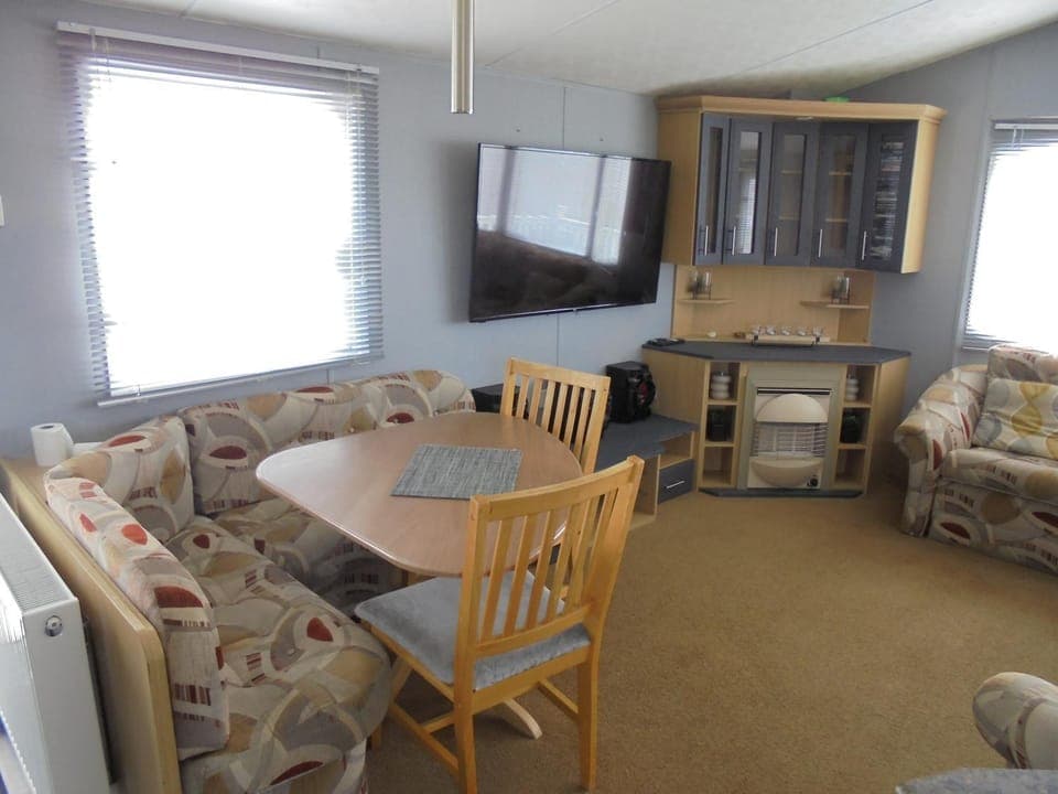 TV and multimedia, Living room, Seating area, Dining area