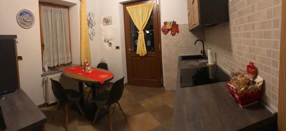 Kitchen or kitchenette, Dining area