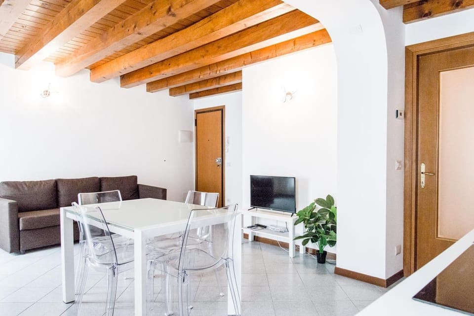 TV and multimedia, Living room, Seating area, Dining area