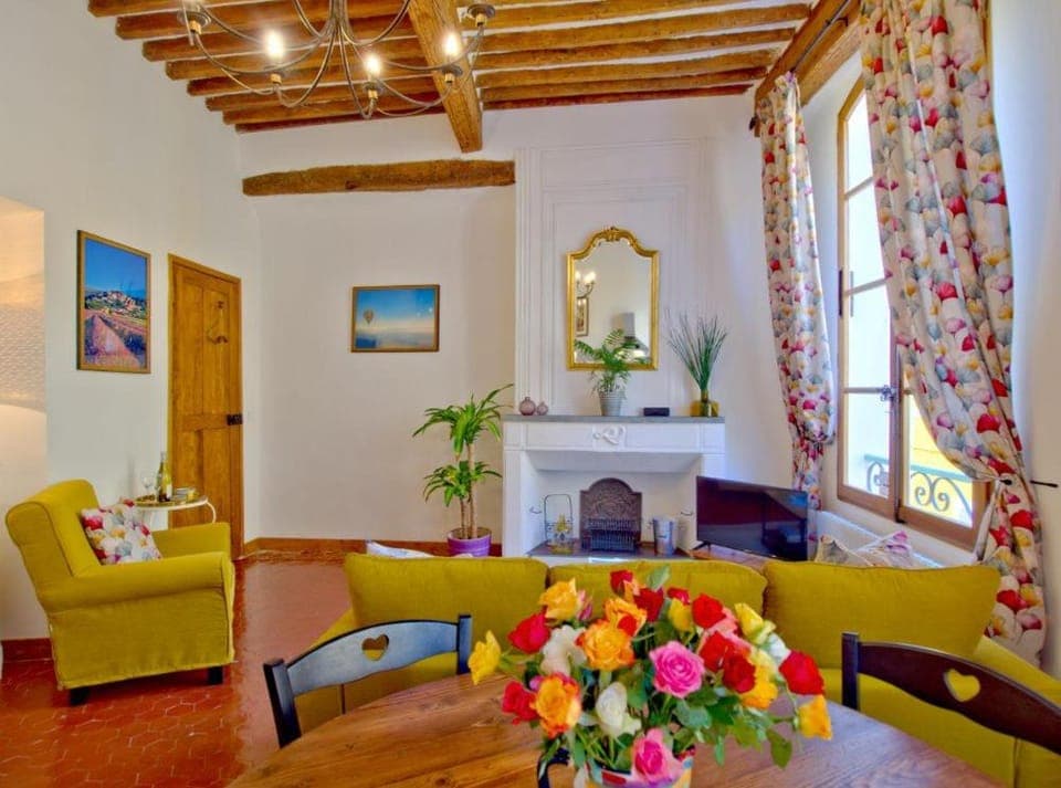 Seating area, Dining area