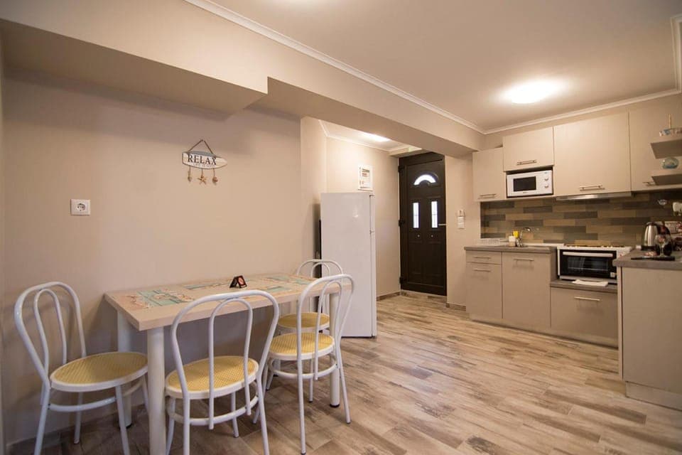 Dining area, kitchen