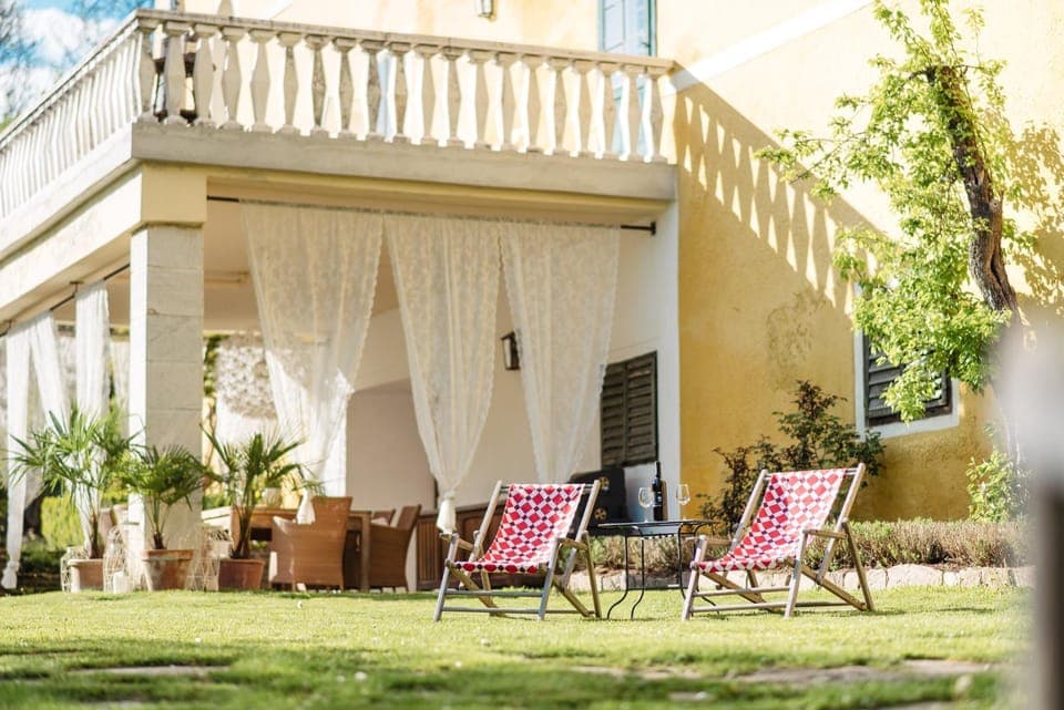 Property building, Day, Garden, Garden view, sunbed