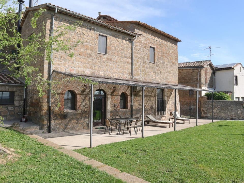 Property building, Patio, Facade/entrance, Spring, Day, Summer, Garden, Garden, Floor plan, Garden view, Garden view