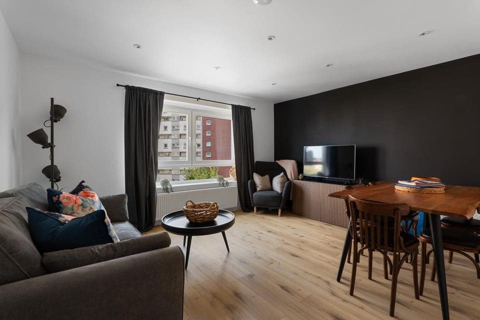 TV and multimedia, Living room, Seating area, Dining area